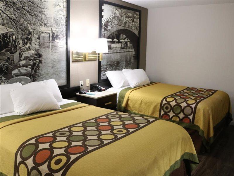 Super 8 By Wyndham San Antonio/I-35 North Hotel Buitenkant foto