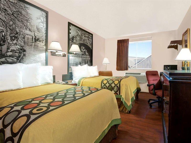 Super 8 By Wyndham San Antonio/I-35 North Hotel Buitenkant foto