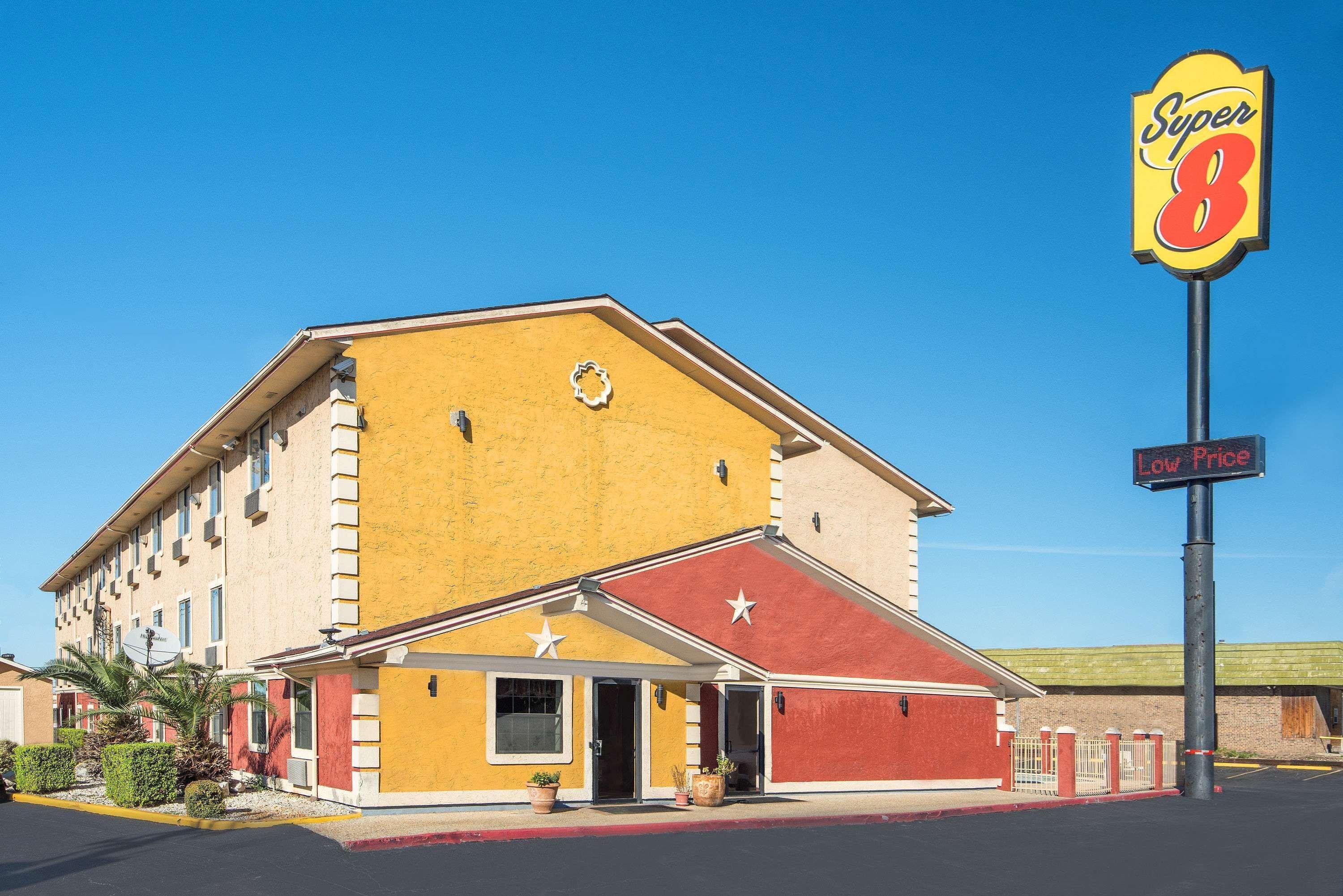 Super 8 By Wyndham San Antonio/I-35 North Hotel Buitenkant foto
