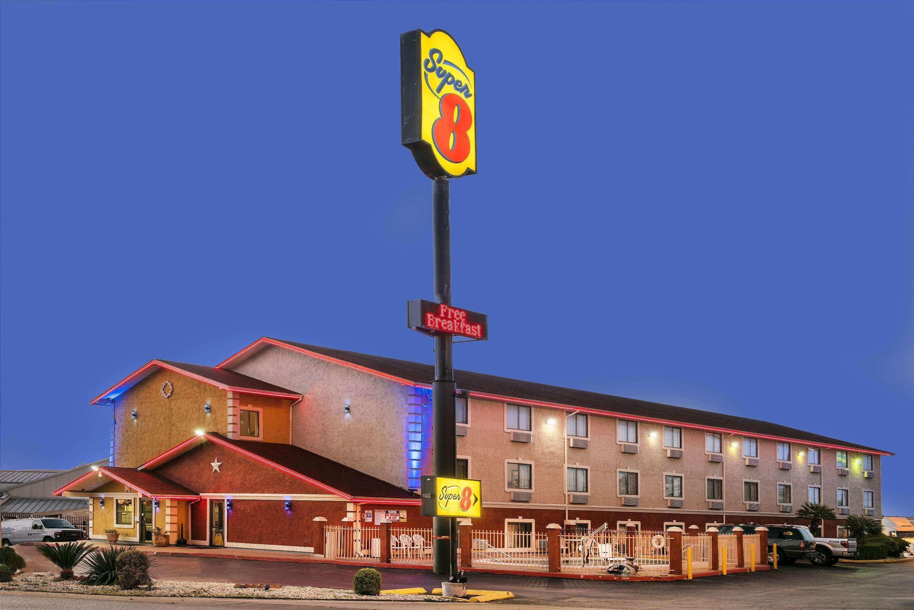Super 8 By Wyndham San Antonio/I-35 North Hotel Buitenkant foto