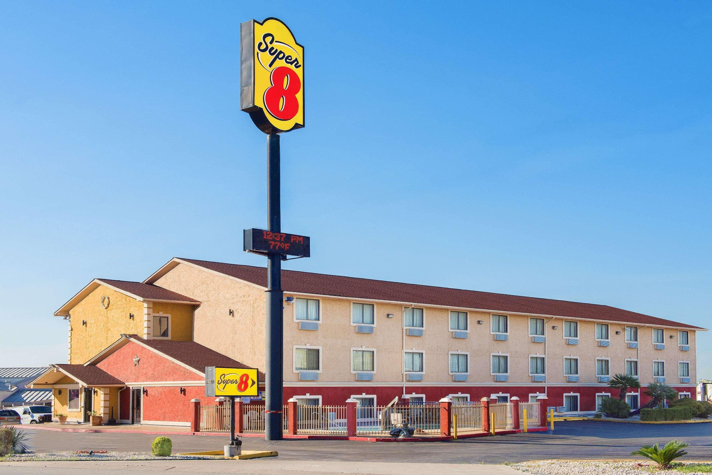 Super 8 By Wyndham San Antonio/I-35 North Hotel Buitenkant foto
