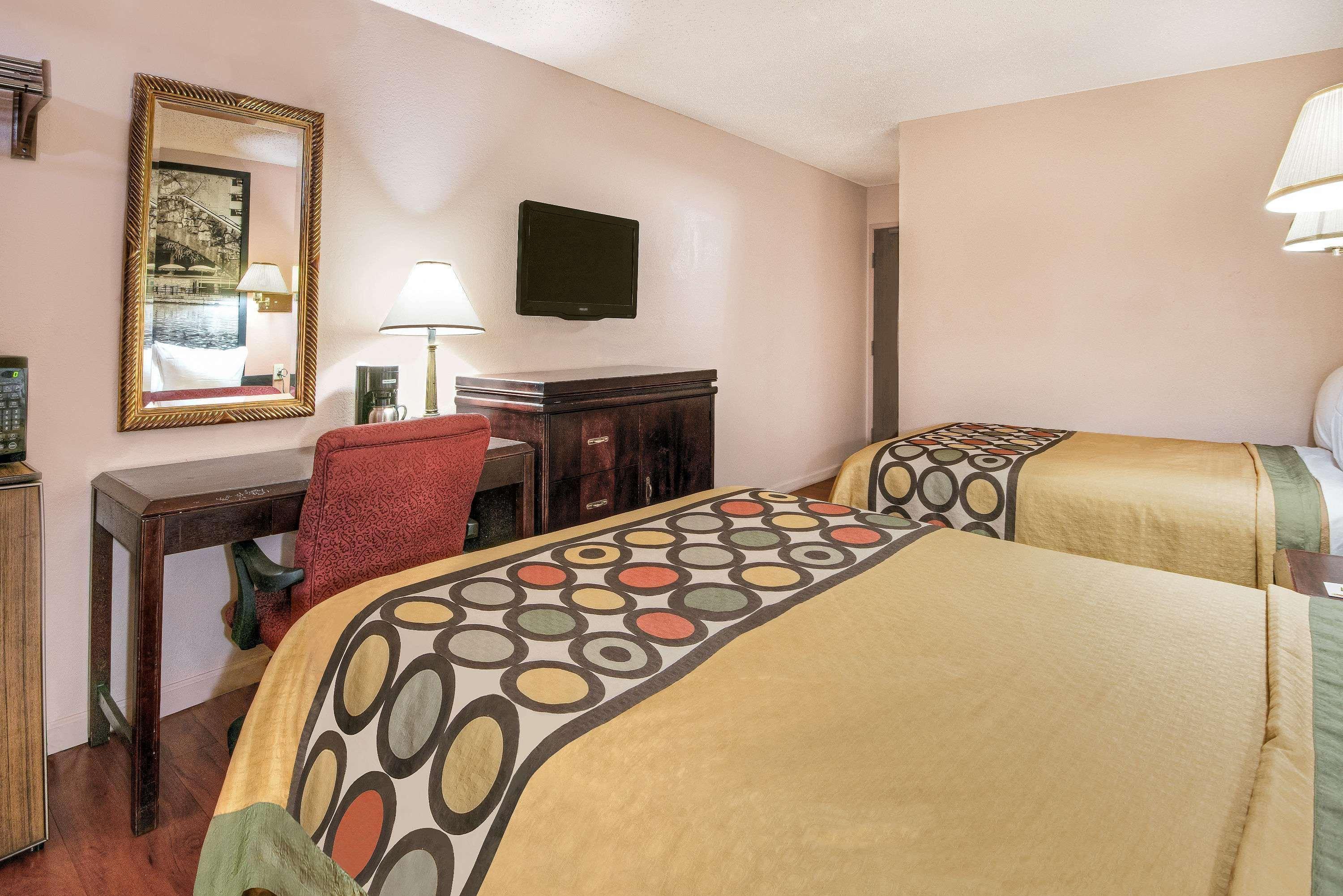 Super 8 By Wyndham San Antonio/I-35 North Hotel Buitenkant foto
