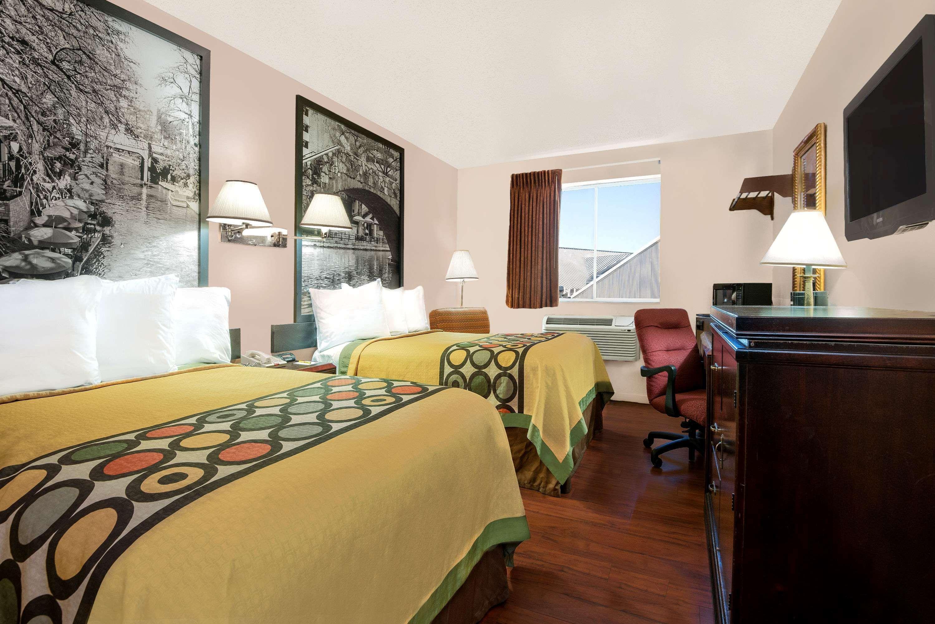 Super 8 By Wyndham San Antonio/I-35 North Hotel Buitenkant foto