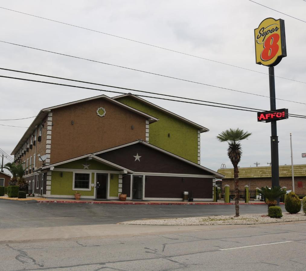 Super 8 By Wyndham San Antonio/I-35 North Hotel Buitenkant foto