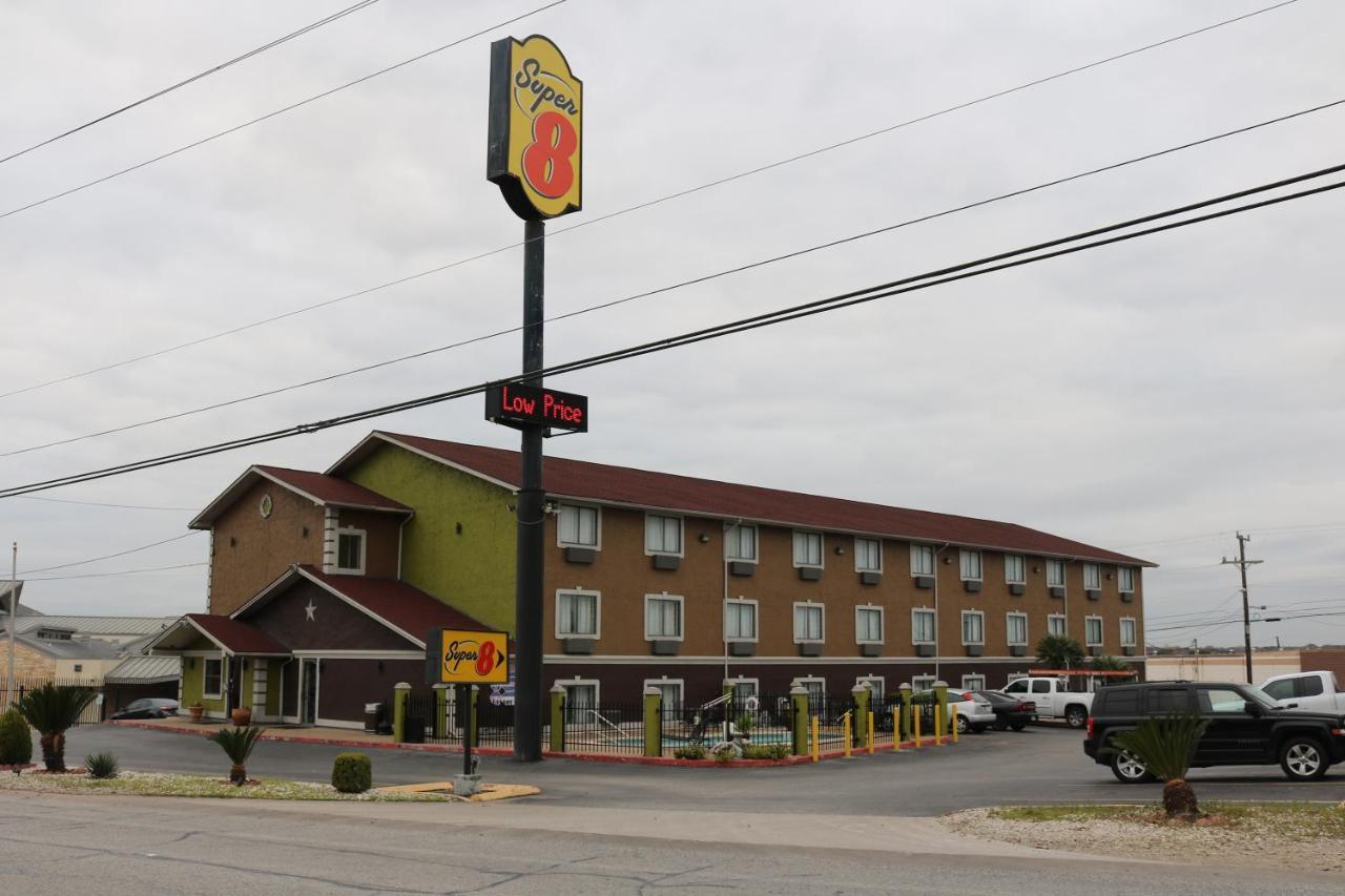 Super 8 By Wyndham San Antonio/I-35 North Hotel Buitenkant foto