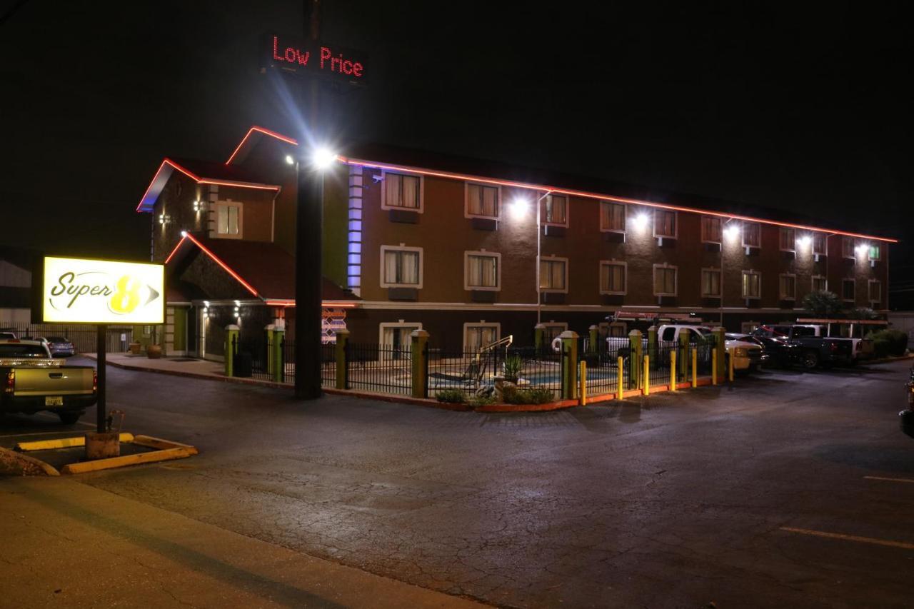 Super 8 By Wyndham San Antonio/I-35 North Hotel Buitenkant foto
