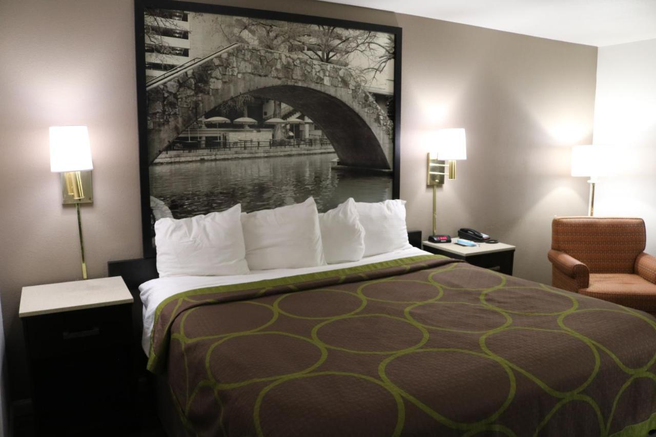 Super 8 By Wyndham San Antonio/I-35 North Hotel Buitenkant foto