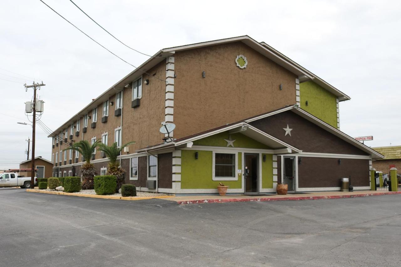 Super 8 By Wyndham San Antonio/I-35 North Hotel Buitenkant foto