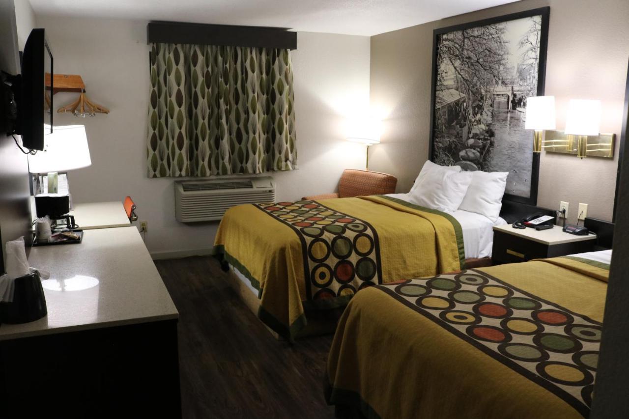 Super 8 By Wyndham San Antonio/I-35 North Hotel Buitenkant foto
